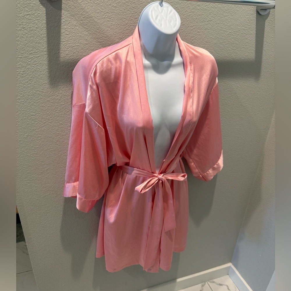 Victoria secret brand new without tag Elegant Pink Satin Robe with pockets s-m - Picture 2 of 6